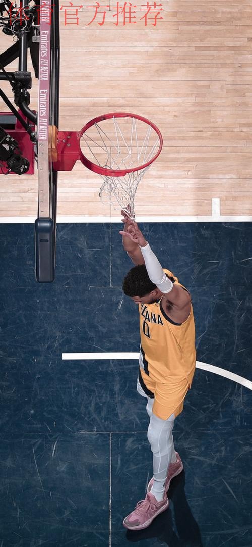 福克斯中路突篮下 以一打三上篮命中